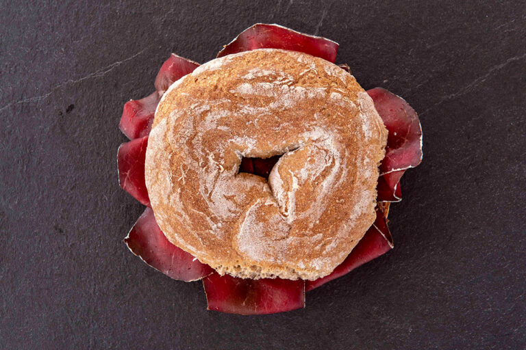 segale con bresaola di livigno - merenda alpina di montagna