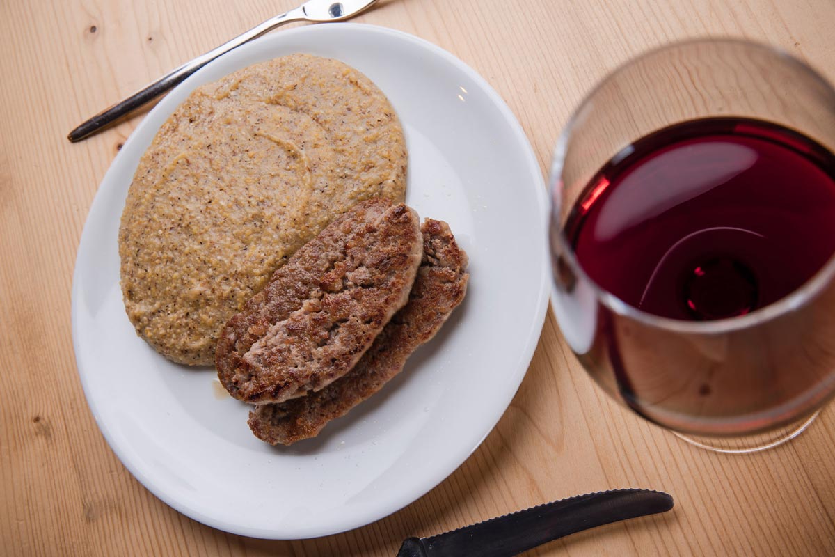 polenta e salsiccia con vino valtellinese