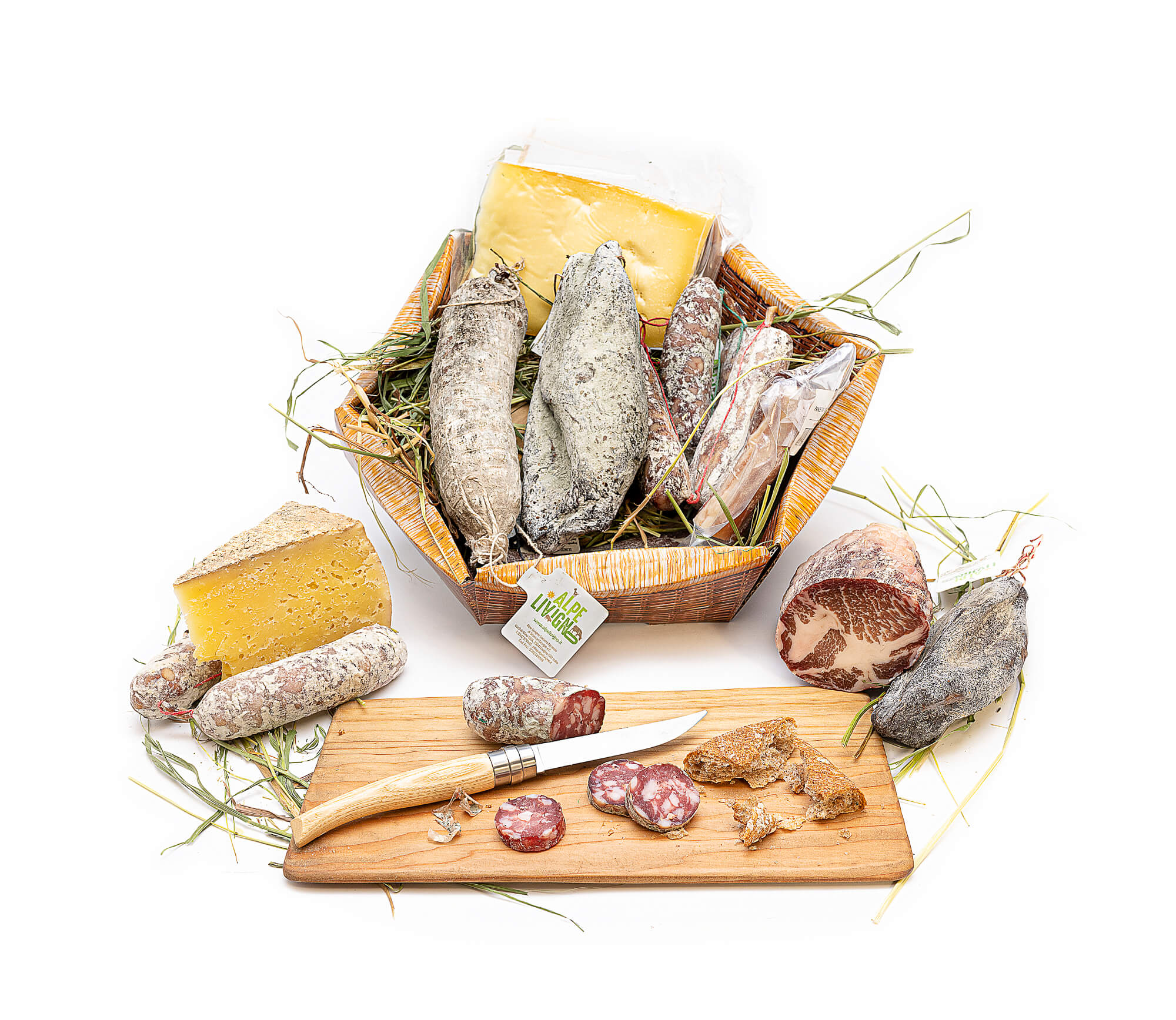 cesto natalizio Alpe Livigno: confezione regalo con prodotti km zero assortiti tra formaggi, salumi e specialità livignasche