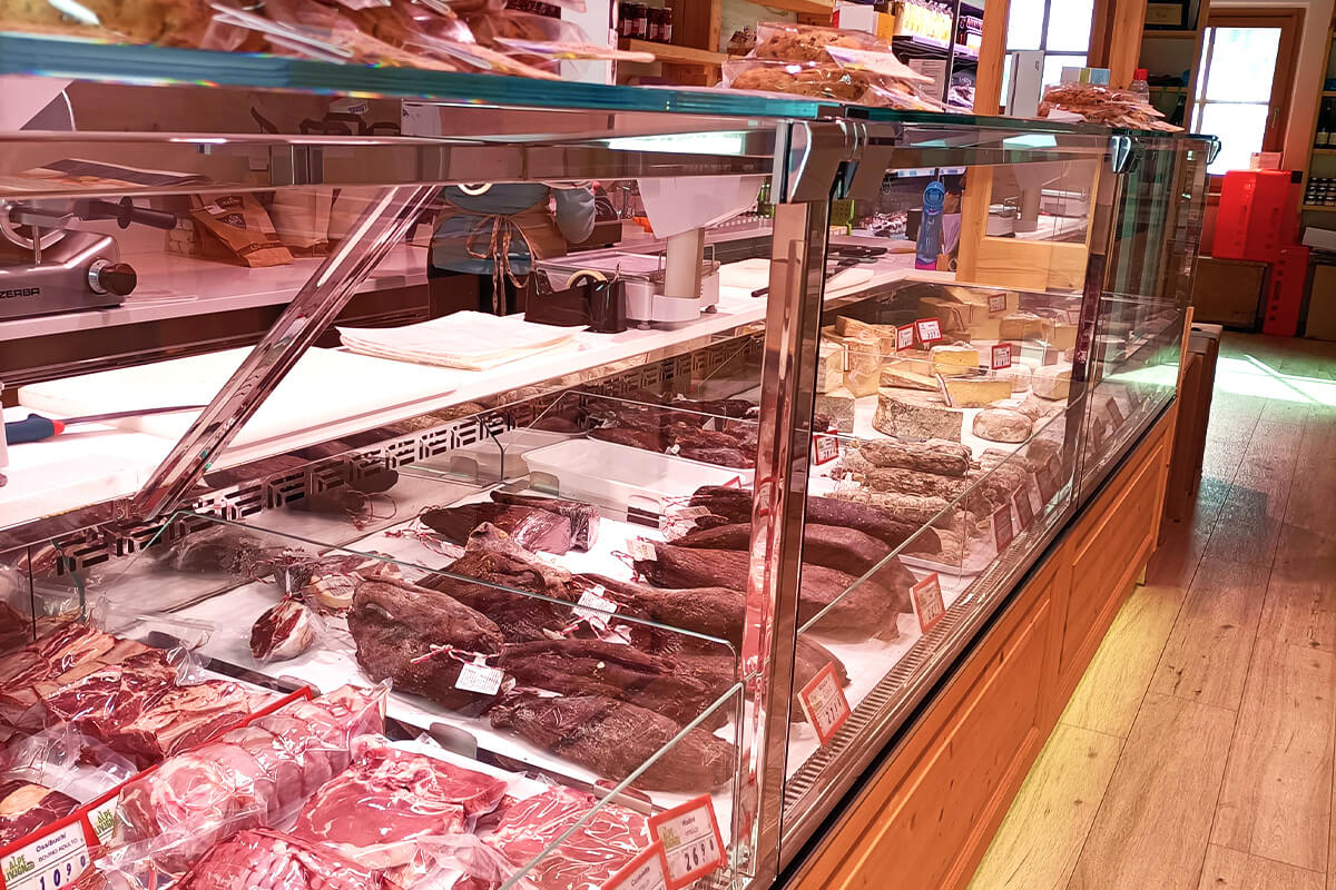 negozio alpe livigno località tresenda: vendita di prodotti tipici e salumi locali