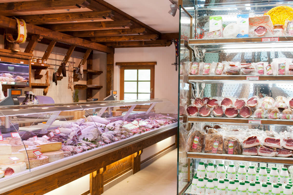 negozio di bresaola, carni, formaggi e salumi a livigno: Alpe Livigno in centro