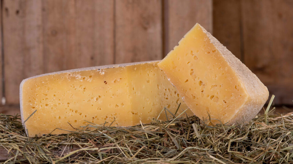 formaggio di alpeggio di livigno: primofiore dell'Alpe Livigno prodotto all'alpe vago con il latte dei pascoli estivi